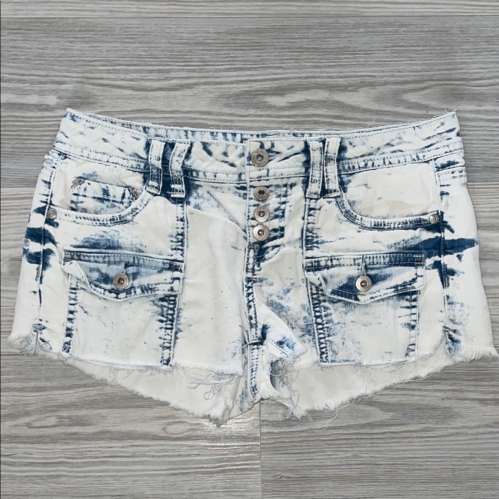 LEI Women’s Distressed Whitewash Denim Shorts Size 3 Stretch Frayed Hem Shorts